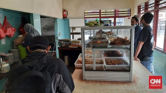 Menjajal Makan Bergizi Rp10 Ribu di Warteg, Dapat Apa?