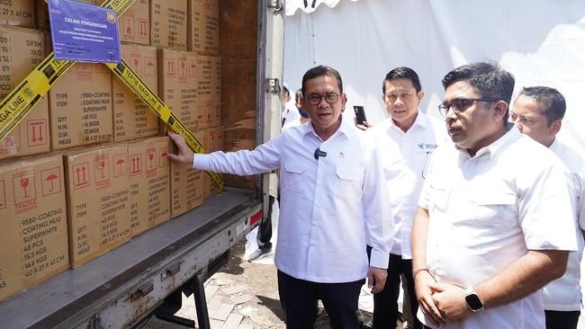 Mendag Budi Amankan Produk Keramik Ilegal Rp9,8 M di Surabaya