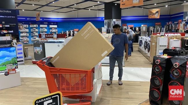 Pengunjung Transmart Cibubur Silih Berganti Beli TV hingga Kulkas