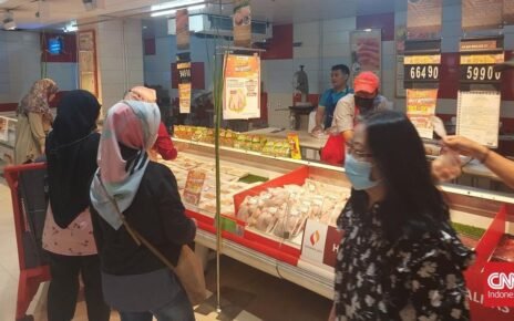 Warga Manfaatkan Transmart Full Day Sale Stok Kebutuhan Tahun Baru