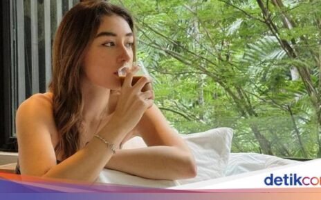 Cantiknya Natasha Ryder Saat Ngopi dan Nikmati Floating Breakfast