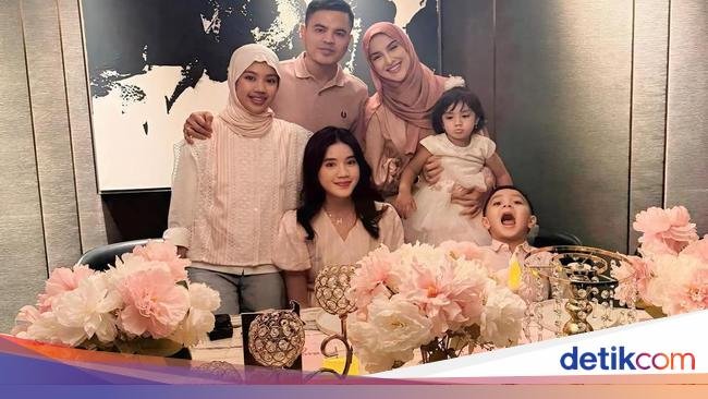 Potret Hangat Haldy Sabri Makan Bareng Irish Bella dan Anak-anak