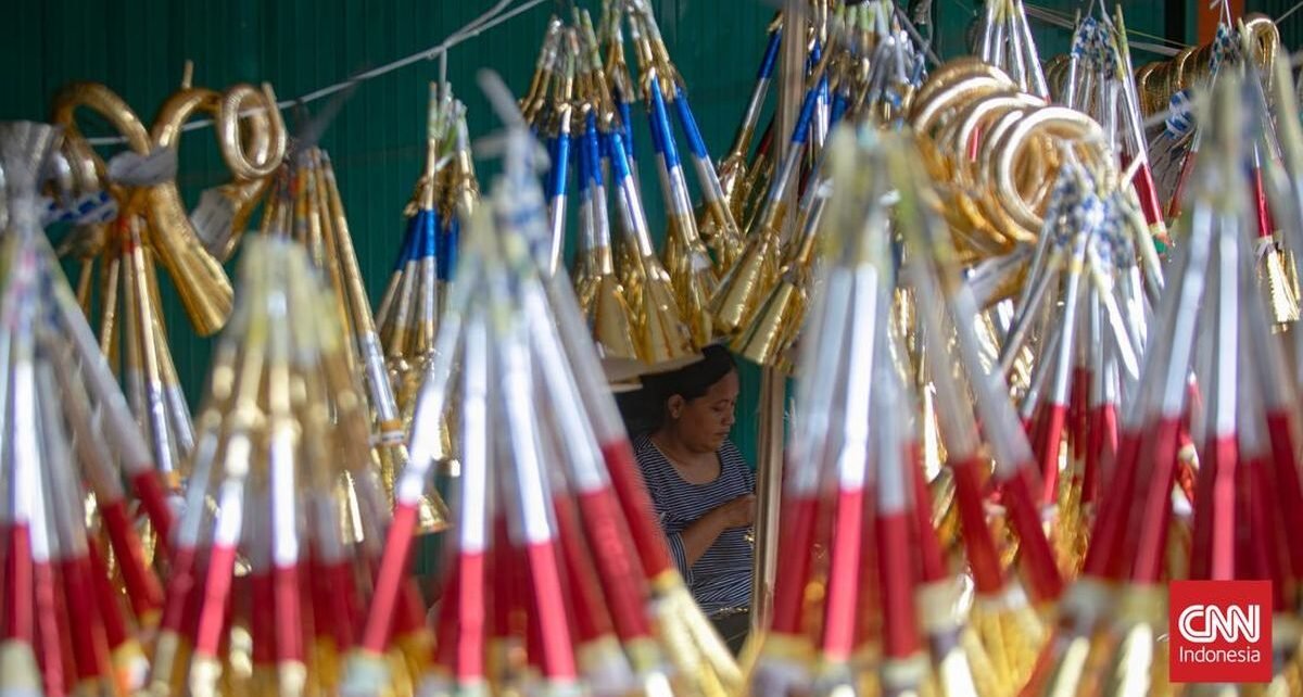Penjual Terompet dan Kembang Api Sambut Tahun Baru