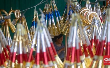 Penjual Terompet dan Kembang Api Sambut Tahun Baru