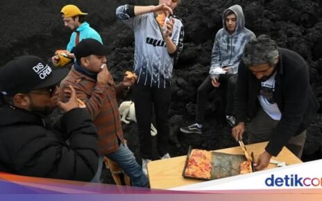 Wouw! Chef Ini Bikin Pizza di Atas Gunung Berapi yang Aktif