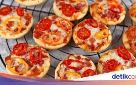 Resep Pizza Mini Topping Daging Asap Untuk Camilan Liburan