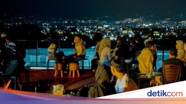 Asyik! Ngopi di Garut Pemandangan Kota Malam Hari dan Gunung Cikuray