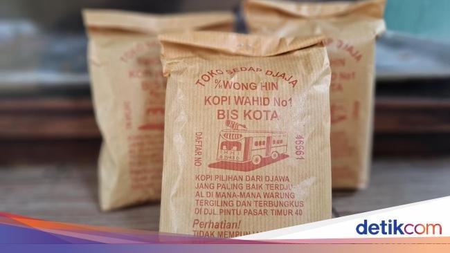 Menyeruput Kopi Tubruk Segar dari Toko Kopi yang Berusia 81 Tahun
