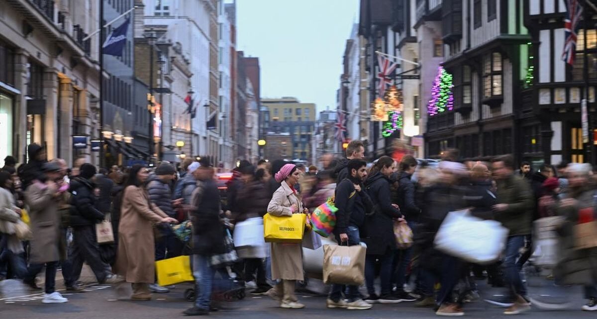 Warga London Berburu Barang Diskon di Momen Boxing Day