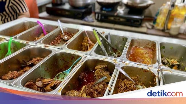 Sengaja Mampir ke Toko Bangunan untuk Cicip Nasi Ayam Balado