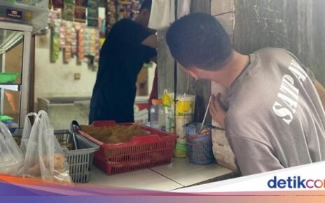 Unik! Begini Cara Beli Makanan di Warung Tembok Bolong