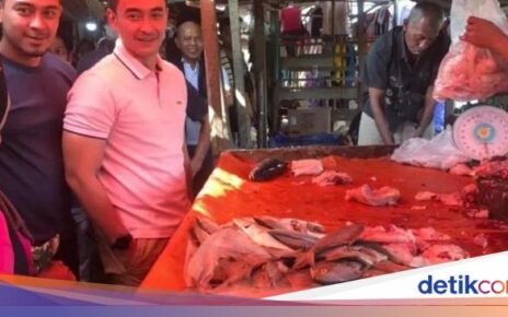 Potret Zumi Zola saat Jajan dan Blusukan di Pasar Tradisional