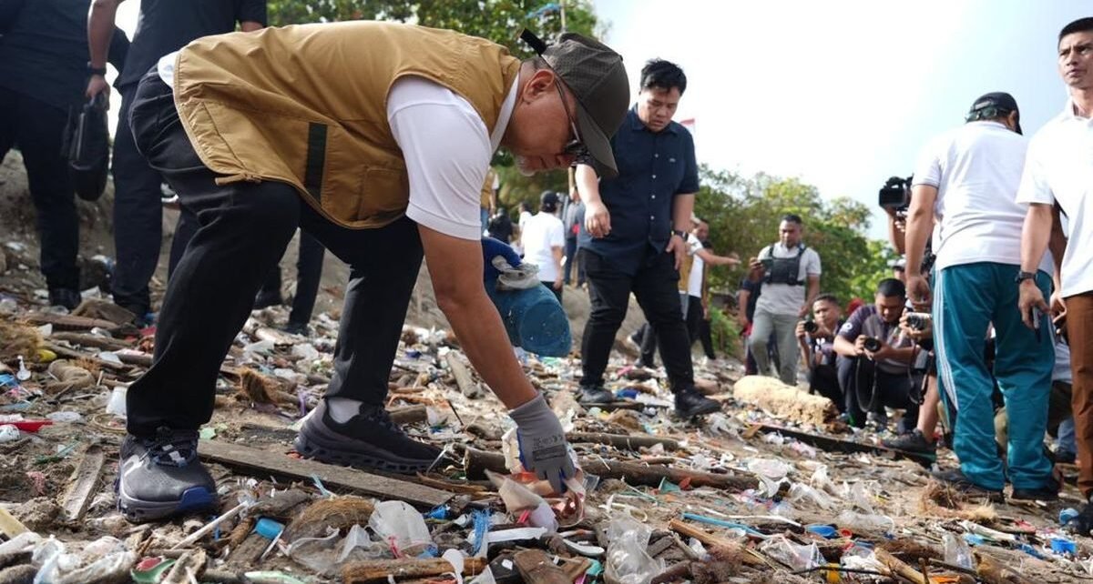 Bersih-bersih Pantai Bali, Zulhas Ingatkan Jaga Populasi Ikan Konsumsi