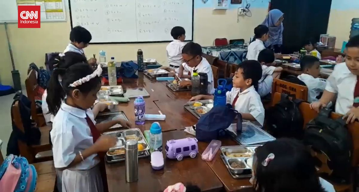 Suasana Hari Pertama Makan Siang Gratis di SD Jakarta Barat