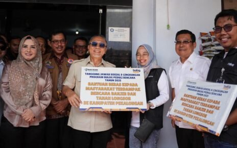 Zulhas Salurkan Bantuan dan Tinjau Tanggul Sementara di Pekalongan