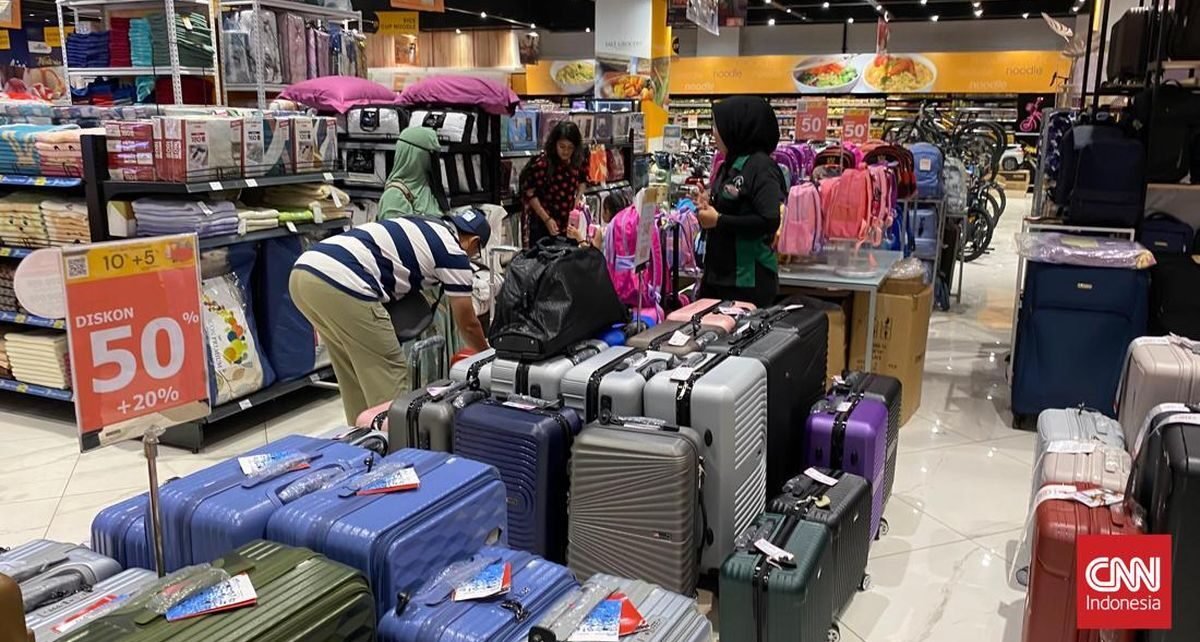 Warga Buru Aneka Koper Murah di Transmart, Diskon Besar-besaran