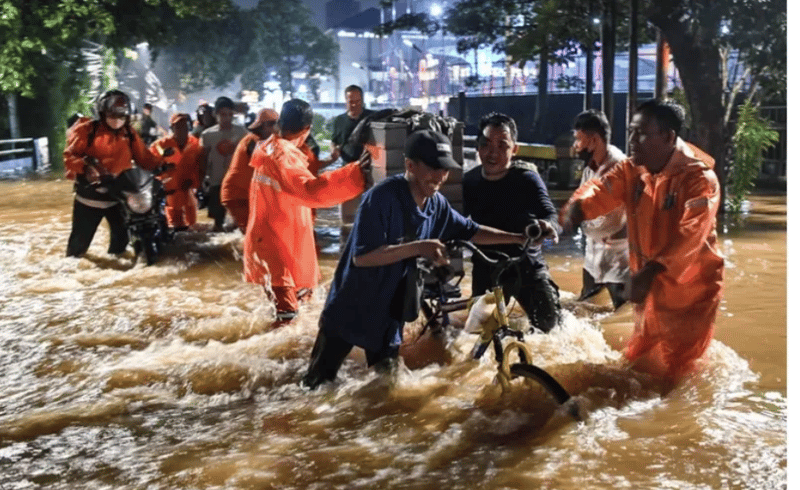 Banjir Rob Tutup Akses Pelabuhan Muara Angke
