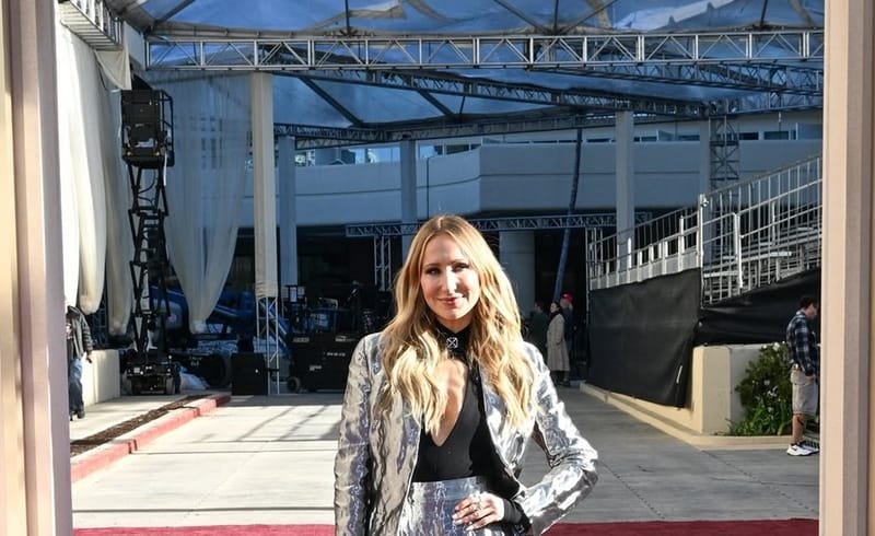 Nikki Glaser Siap Memimpin Golden Globes 2025, Setelah Sukses Besar di Dunia Komedi