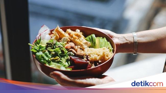 Ada Ulat di Makanan, Pengunjung Ini Pilih Langsung Bicara ke Pelayan daripada Memviralkan