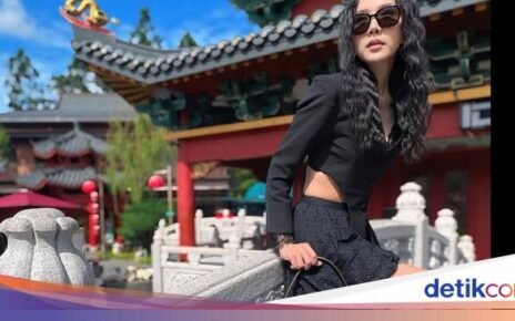 Pose Agnes Jennifer saat Makan di Restoran dan Kafe Keren