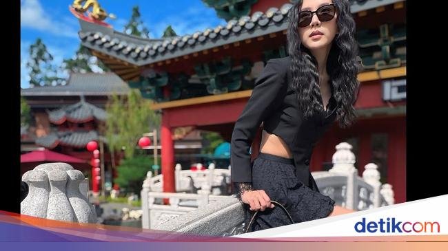 Pose Agnes Jennifer saat Makan di Restoran dan Kafe Keren