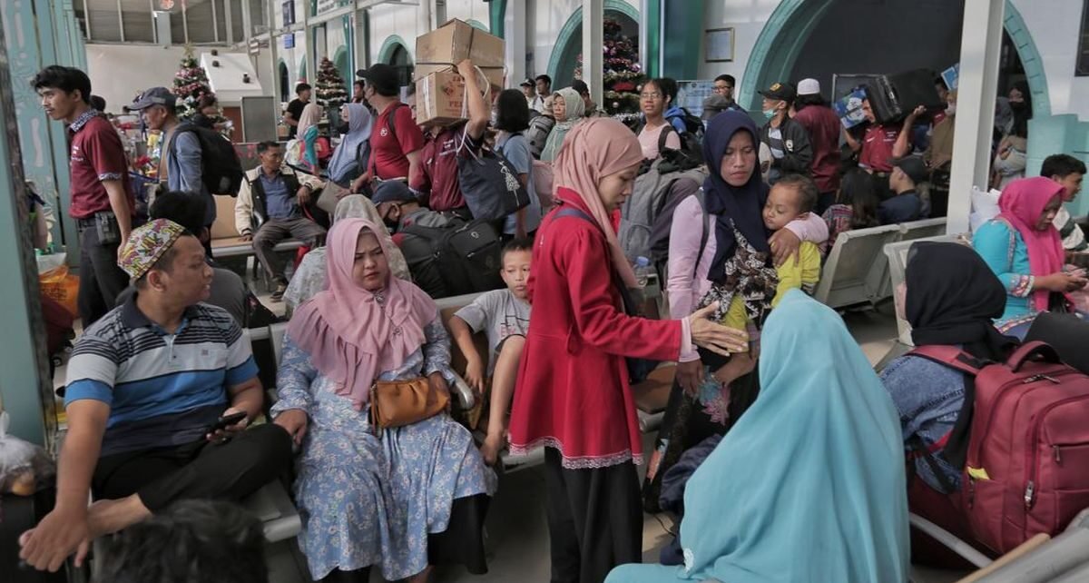 Antusias Masyarakat Pakai Kereta Plesiran di Libur Nataru
