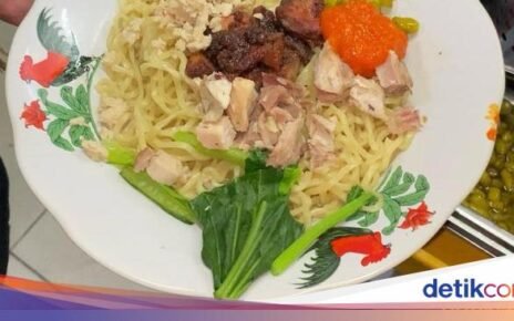 Mie Ayam Enak dengan Topping Spesial yang Diantre Pembeli