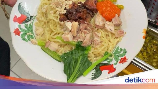 Mie Ayam Enak dengan Topping Spesial yang Diantre Pembeli