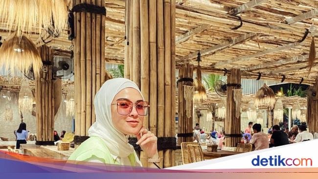 Delia Septianti Hobi Makan di Kafe Sambil Pamer OOTD