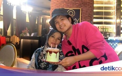 Gaya Seru Jirayut Saat Nikmati Tom Yum hingga Bakso Keju