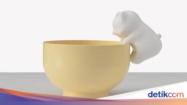 Gemas! Ada 'Kucing Mungil' yang Bantu Tiup Minuman Panas