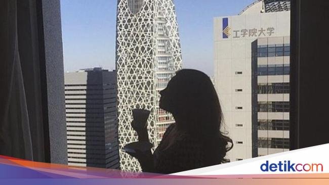 Pesona Ariel Tatum Saat Minum Kopi hingga Bikin Kue