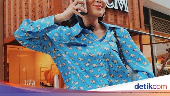 Gaya Nindy Ayunda saat Ngopi di Bali dan Belanda