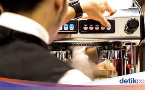 Karyawan Kantoran Jadi Pelayan Kafe, Curhat Kerjaan Lebih Menantang
