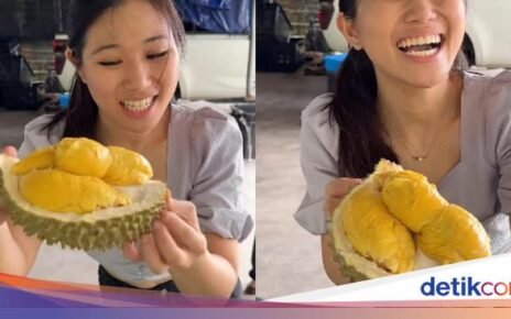 Wanita Cantik Ini Jual Durian Musang King yang Legit Montok