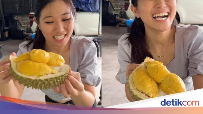 Wanita Cantik Ini Jual Durian Musang King yang Legit Montok