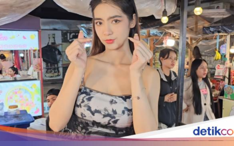 Bak Model! Penjual Omelet Cantik ini Dibanjiri Pujian Pembeli