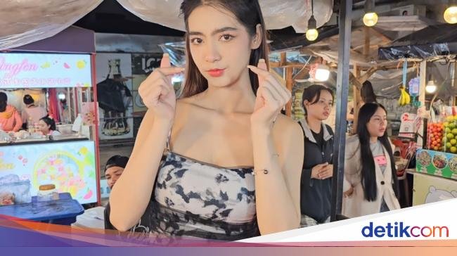 Bak Model! Penjual Omelet Cantik ini Dibanjiri Pujian Pembeli