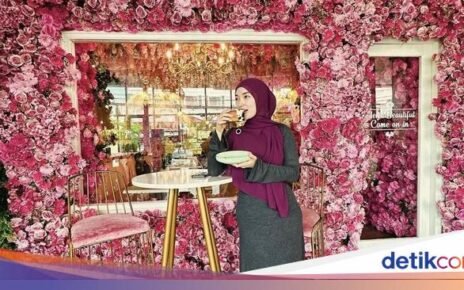 Pose Cantik Zaskia Gotik Saat Nikmati Aneka Dessert di Kafe