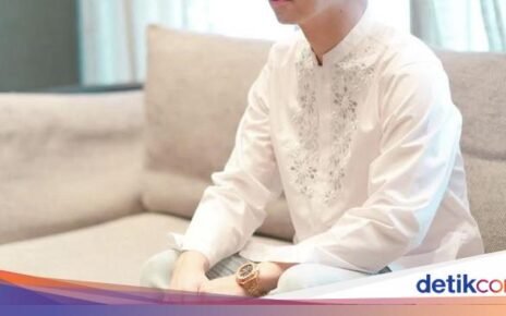 Potret dr. Richard Lee Makan Pecel Lele hingga Jajan Rambutan