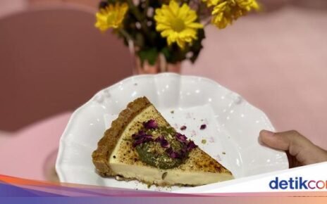 Kafe Serba Merah Muda yang Punya Cheesecake Creamy