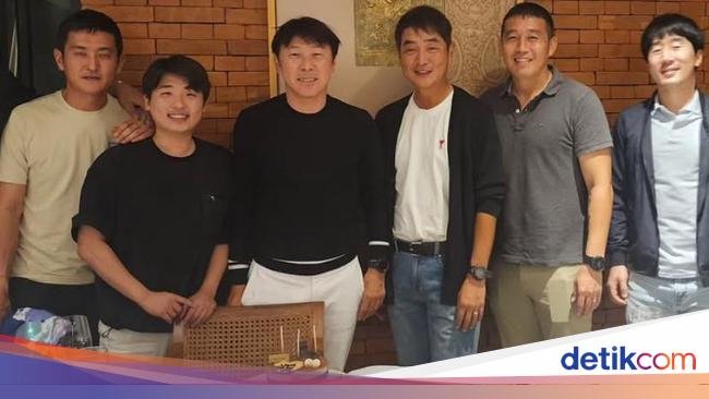 Momen Shin Tae-yong Makan Malam Bareng Pemain dan Pelatih