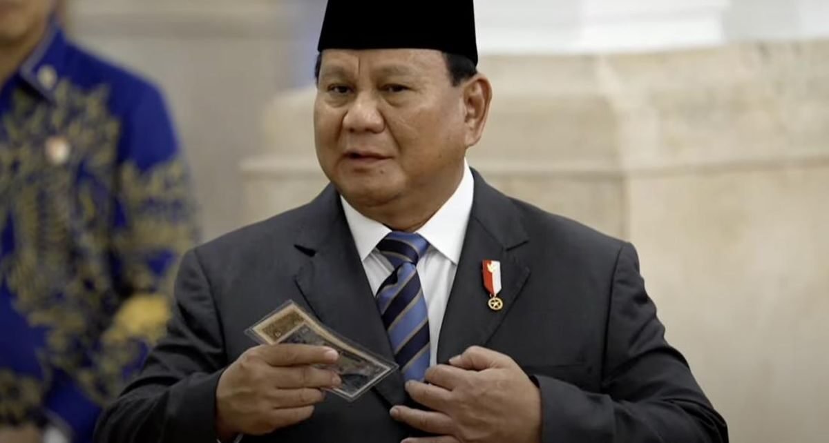 Prabowo Dihadiahi Wakil BPKP Dua Uang Kuno Bertanda Tangan Soemitro