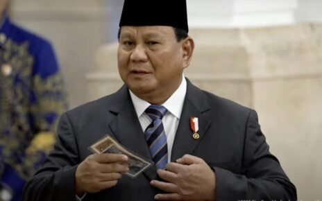 Prabowo Dihadiahi Wakil BPKP Dua Uang Kuno Bertanda Tangan Soemitro