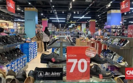 Aneka Sepatu dan Sandal Diskon hingga 70% di Transmart Full Day Sale