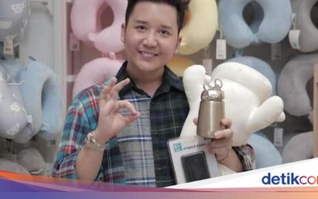 Intip Gaya Keren Rangga Moela Saat Ngopi di Kafe