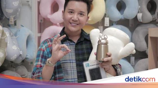 Intip Gaya Keren Rangga Moela Saat Ngopi di Kafe