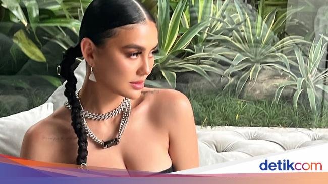 Gaya Kece Agnez Mo Makan di Resto hingga BBQ di Rumah
