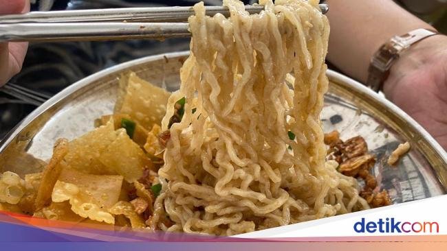 Bakmi Darmono: Mulur Lezat! Bakmi Karet Pedas Topping Tetelan Spesial