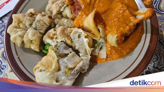 10 Batagor Enak di Bandung, Gurih Renyah dengan Bumbu Kacang Pekat